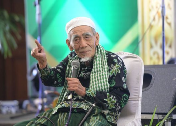 Kyai Maimoen Zubair, Pengasuh Pesantren Sarang, Rembang