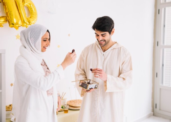 Menundukkan pandangan ketika bertemu lawan jenis