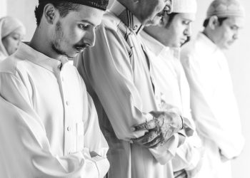 Hikmah Tangan Bersedekap Ketika Sholat