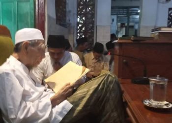 KH. Maimoen Zubair (Mbah Moen) merupakan ulama kharismatik asal Rembang