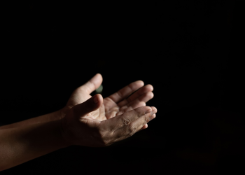Pentingnya Menadagkan Tangan Saat Berdoa