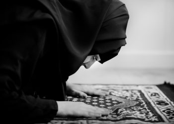 Sah Tidaknya Sujud Ketika Mukena Menutui Dahi