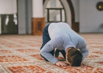 Melaksanakan Sholat Dhuha