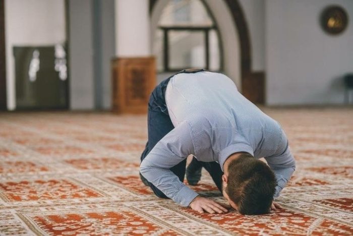 Melaksanakan Sholat Dhuha