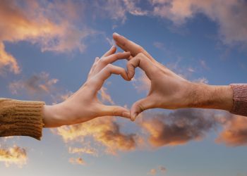 Cintailah Ia dengan Keikhlasan Meski Harus Berlinang Air Mata Ketidakrelaan