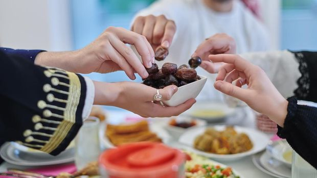 belajar tentang kenikmatan dunia dari berbuka puasa