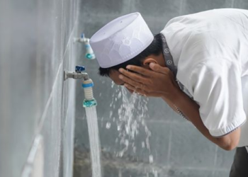 Bagaimana  Hukumnya Mengeringkan Air Bekas Wudhu Yuk Simak Penjelasan Berikut!