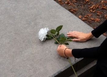 adab kepada orang meninggal dunia