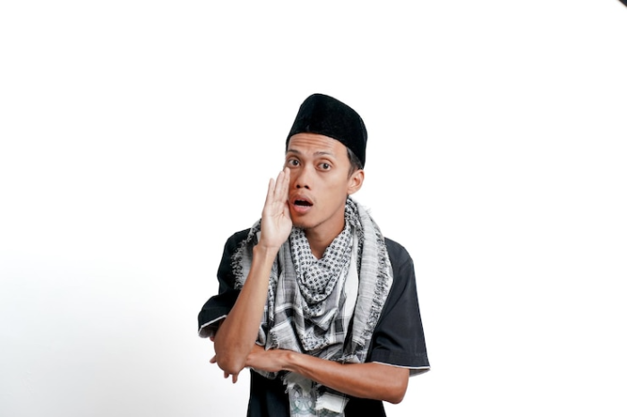 larangan merendahkan orang lain