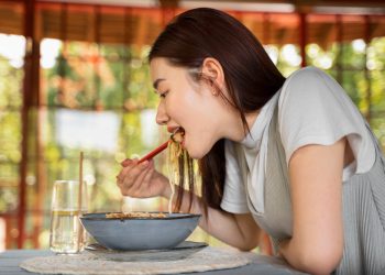 mengecap ketika mengunyah makanan