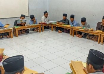 santri tengah menuntut ilmu
