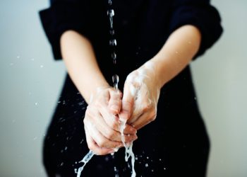 wudhunya orang yang berkuku panjang