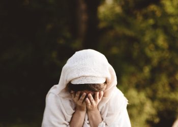 Ilustrasi mengobati hati yang lelah dan putus asa dengan Firman Allah