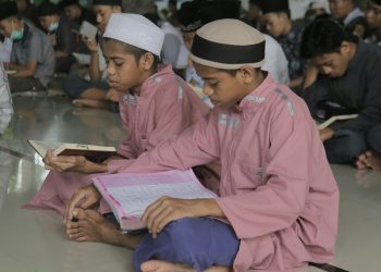 Ilustrasi syarat menuntut ilmu menurut Kitab Ta’lîm al-Muta’allim