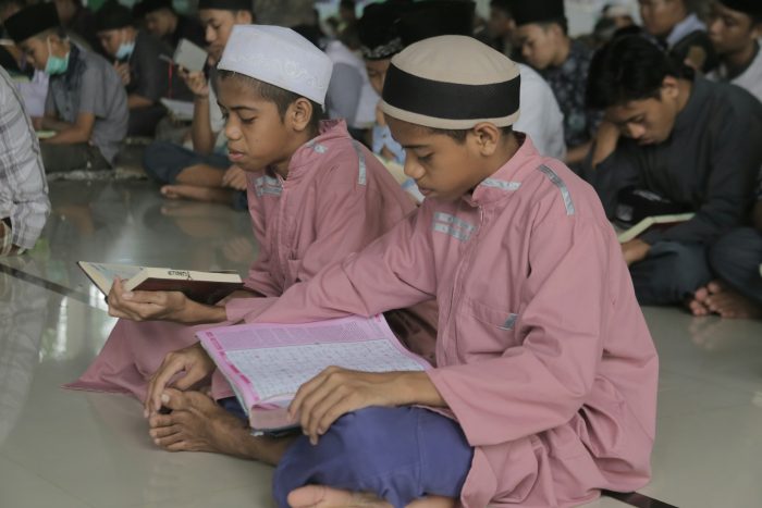 Ilustrasi syarat menuntut ilmu menurut Kitab Ta’lîm al-Muta’allim