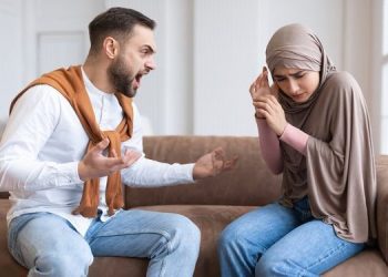 Ilustrasi hukum istri menggugat cerai suami yang berkelakuan buruk