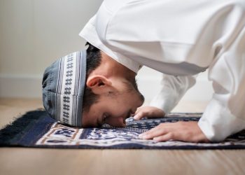 Ilustrasi orang yang sholat dengan khusyu'