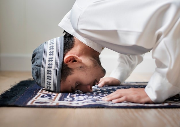 Ilustrasi orang yang sholat dengan khusyu'