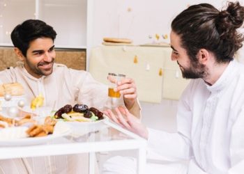 Makan Harus Diam? Ternyata Makan Boleh Sambil Bicara
