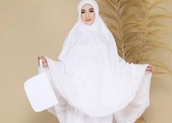 Asal – Usul Penggunaan Mukena Sebagai Alat Ibadah Bagi Wanita Di Indonesia, Penasaran?