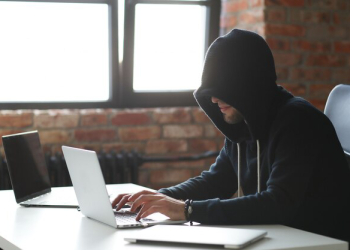 Hati-Hati dengan Jarimu, Stalking Sama dengan Zina Hati: Dua Solusi Utama untuk Menghindarinya