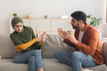 Gambar seseorang yang enggan berbicara.