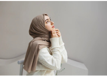 Bagaimana Hukum Melepas Hijab di Hadapan Wanita Non-Muslim?