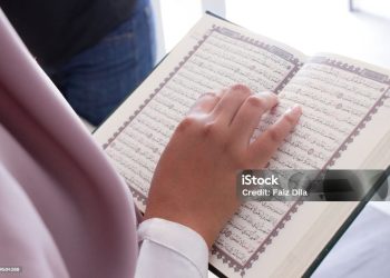 ilustrasi seseorang sedang membaca al quran (pixabay.com - almuhtada.org)