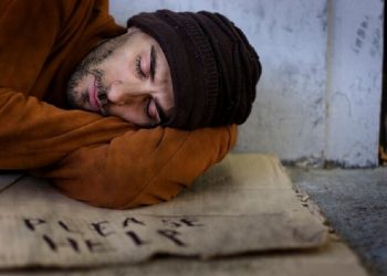 Ilustrasi orang yang sedang tidur saat bulan Ramadhan untuk menghemat tenaga. (teropongmedia.id - almuhtada.org)