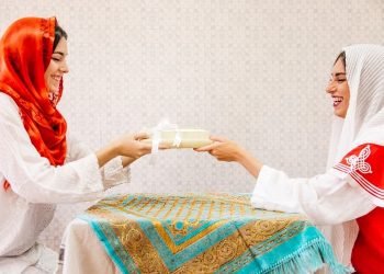 ilustrasi seseorang yang sedang membayar zakat fitrah (freepik.com - almuhtada.org)