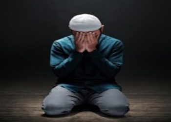 Ilustrasi seseorang yang sedang merenung karena hatinya terasa gelisah. (almuhtada.org -freepik.com)