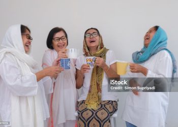 Ilustrasi umat muslim sedang bersilaturahmi (almuhtada.org - istock)