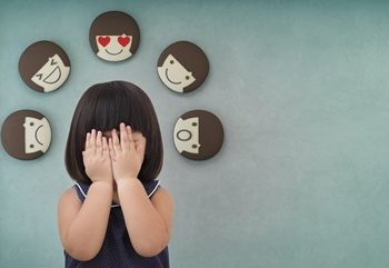 Anak kecil yang menutup muka karena sedang malu dengan ekspresinya (freepik.com - almuhtada.org)