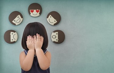 Anak kecil yang menutup muka karena sedang malu dengan ekspresinya (freepik.com - almuhtada.org)