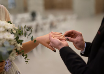 Kenapa Cincin Pernikahan Dipakai di Jari Manis?