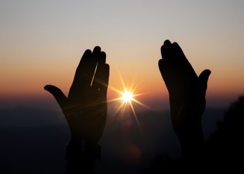 Sabar, Kekuatan Diam yang Menggetarkan Langit