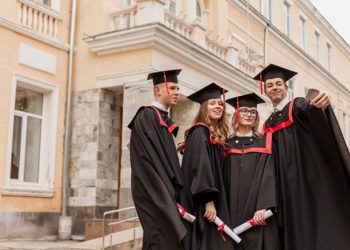 Wisuda SMK Rasa Kampus: Gaya-Gayaan atau Simbol Naik Kelas?