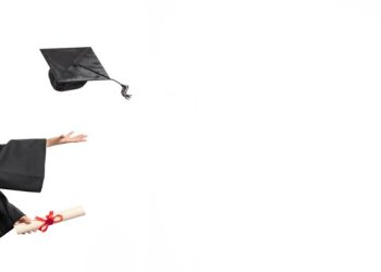 ilustrasi kelulusan siswa sma dengan menggunakan toga (freepik.com - almuhtada.org)