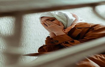 Gambar Ilustrasi Orang yang sedang Berdoa, Agar Menjadi Orang yang Lebih Baik (pexels.com - almuhtada.org)