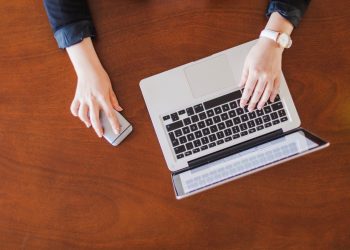 Ilustrasi seseorang yang sibuk mengerjakan tugas dan menunda waktu salat (freepik.com-almuhtada.org)