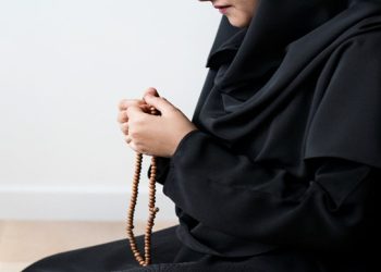 seorang Wanita sedang berdoa (freepik.com - almuhtada.org)
