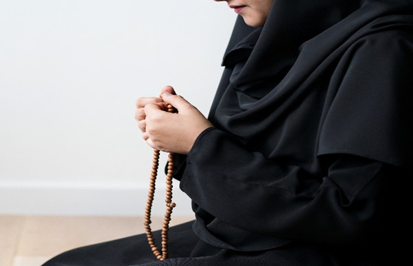 seorang Wanita sedang berdoa (freepik.com - almuhtada.org)