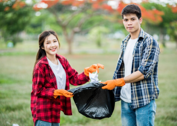 ilustrasi Orang melakukan bersih-bersih sampah (Freepik.com - Almuhtada.org)