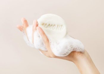 Sabun dan Shampoo Habis, Apakah Mandi Besar tanpa Sabun Sah?