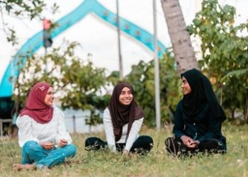 Gambar Ilustrasi Muslim yang Sedang Berbincang-bincang (pexels.com -almuhtada.org)