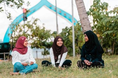 Gambar Ilustrasi Muslim yang Sedang Berbincang-bincang (pexels.com -almuhtada.org)