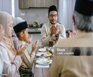 ilustrasi keluarga yang sedang berdoa sebelum makan (pixabay.com - almuhtada.org)