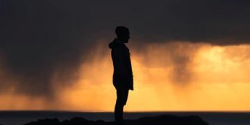 : Ilustrasi seseorang yang berdiri termenung dalam menghadapi ujian hidup (freepik.com - almuhtada.org)