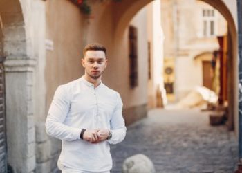 Ilustrasi sikap berwibawa meneladani Rasulullah SAW dalam kehidupan sehari-hari.(freepik.com - almuhtada.org)