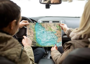 Laki-laki dan perempuan sedang membaca maps (Freepik.com - Almuhtada.org)